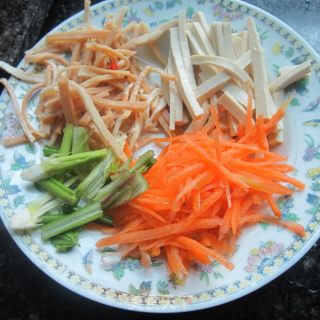 鱿鱼豆腐萝卜丝的做法步骤：1