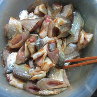 豆豉蒜米鱼的做法步骤：1