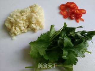 生拌茼蒿的做法步骤：1