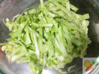 卷心菜炒饼丝的做法步骤：1