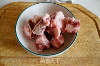 白菜粉丝羊排汤的做法步骤：1