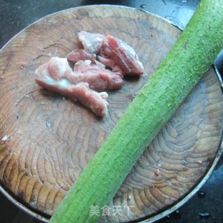 肉丸丝瓜汤的做法步骤：1
