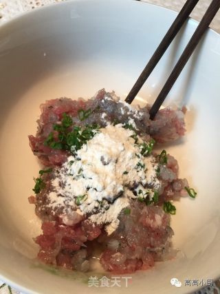 鲜香糯的感受——糯米虾球的做法步骤：1