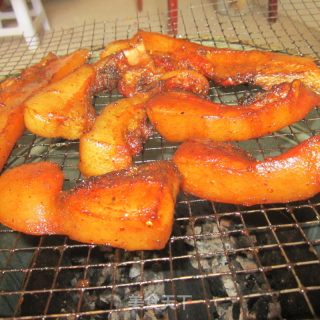 西芹咸萝卜炒腊脸皮肉的做法步骤：2