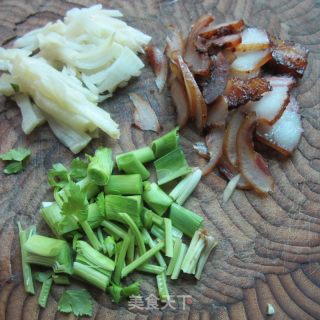 西芹咸萝卜炒腊脸皮肉的做法步骤：4