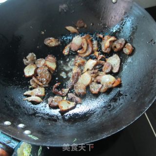 西芹咸萝卜炒腊脸皮肉的做法步骤：6
