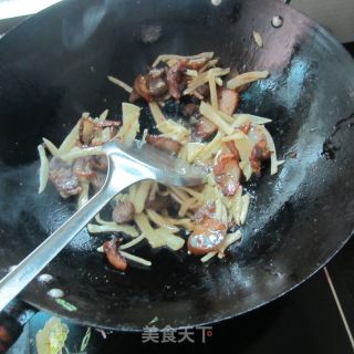 西芹咸萝卜炒腊脸皮肉的做法步骤：8