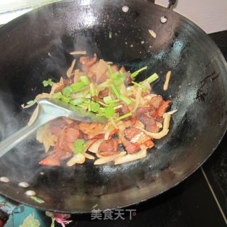 西芹咸萝卜炒腊脸皮肉的做法步骤：9