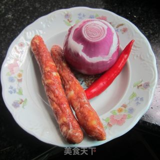 香肠洋葱丁的做法步骤：1