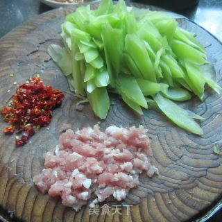 干辣椒肉末莴笋片的做法步骤：2