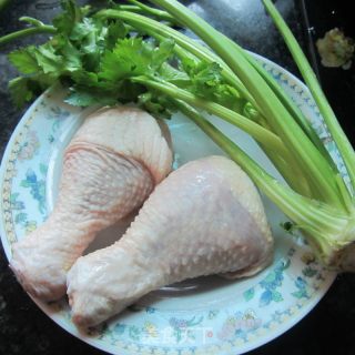 西芹鸡丁的做法步骤：1