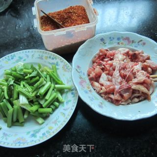 西芹鸡丁的做法步骤：2