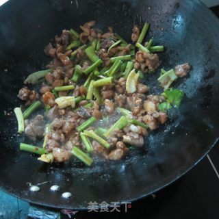 西芹鸡丁的做法步骤：8
