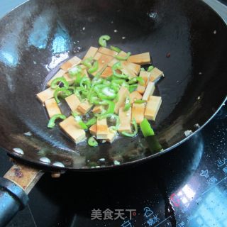 腊精条炒香干的做法步骤：7
