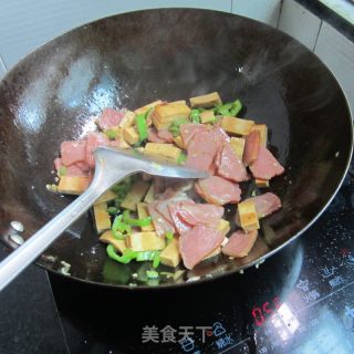 腊精条炒香干的做法步骤：9