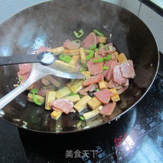 腊精条炒香干的做法步骤：10