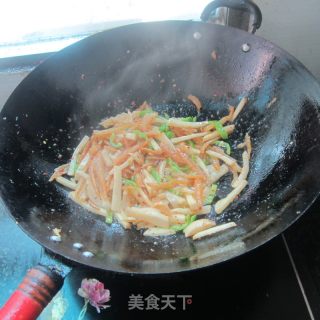 咸萝卜炒海干鱼的做法步骤：12