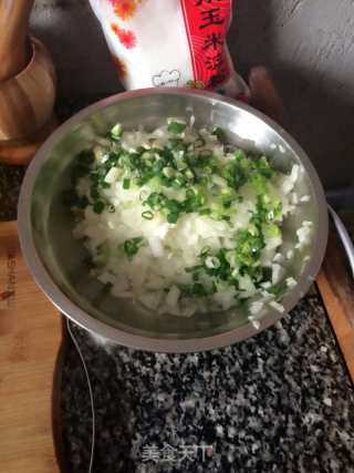 洋葱火腿鸡蛋饼的做法步骤：1
