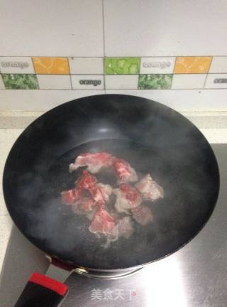 马蹄排骨莲藕汤的做法步骤：2