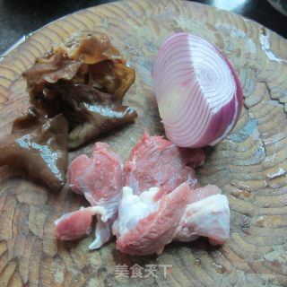 木耳洋葱炒肉的做法步骤：1