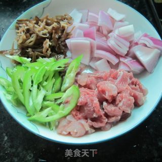木耳洋葱炒肉的做法步骤：2