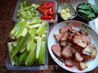 小瓜炒腊肉的做法步骤：3