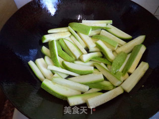 小瓜炒腊肉的做法步骤：5