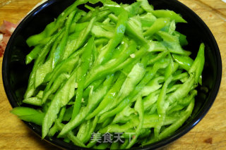 青椒肉丝炒面的做法步骤：1