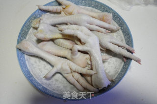 胡萝卜烧凤爪的做法步骤：1