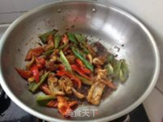xo酱爆鲜鱿的做法步骤：16