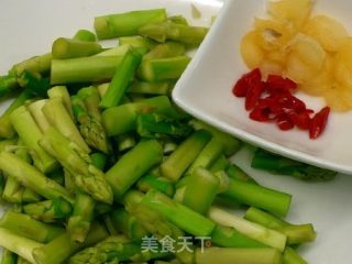 腊肉炒芦笋 ♥腊肉！不只是年菜 2的做法步骤：2