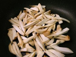 腊肉炒芦笋 ♥腊肉！不只是年菜 2的做法步骤：3