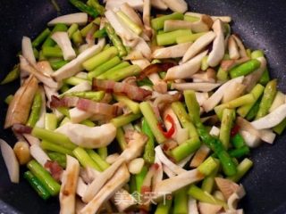 腊肉炒芦笋 ♥腊肉！不只是年菜 2的做法步骤：6