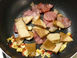 腊肉蒜苗炒高丽 ♥腊肉！不只是年菜 4的做法步骤：2