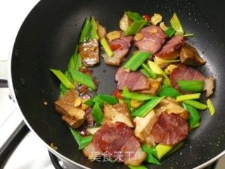 腊肉蒜苗炒高丽 ♥腊肉！不只是年菜 4的做法步骤：3