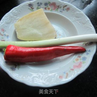 咸萝卜大蒜炒东坡肉的做法步骤：2