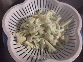 菜花炒腊肠的做法步骤：2
