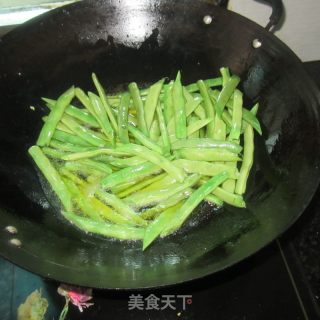 干煸四季豆的做法步骤：3