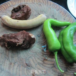 青椒蛋卷炒卤肉的做法步骤：1