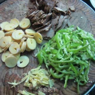 青椒蛋卷炒卤肉的做法步骤：2