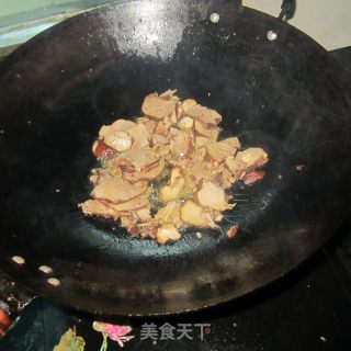 青椒蛋卷炒卤肉的做法步骤：4