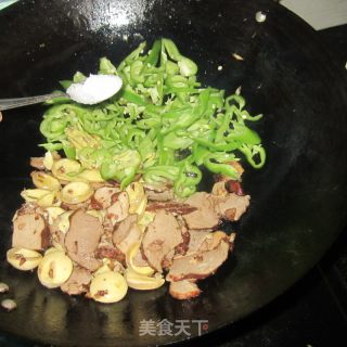 青椒蛋卷炒卤肉的做法步骤：6