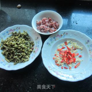 蒜米豆角炒肉的做法步骤：1