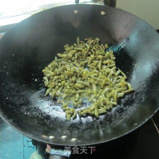 蒜米豆角炒肉的做法步骤：3