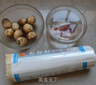 草菇瘦肉挂面的做法步骤：1