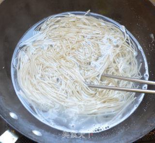 草菇瘦肉挂面的做法步骤：3