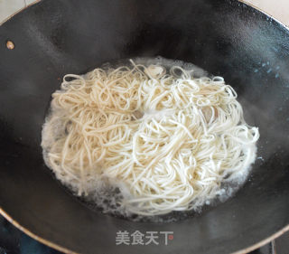 草菇瘦肉挂面的做法步骤：5