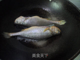 糖醋黄鱼的做法步骤：2