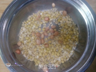 细腻爽滑营养五谷豆浆的做法步骤：2