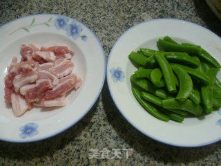 五花肉炒甜豆的做法步骤：1